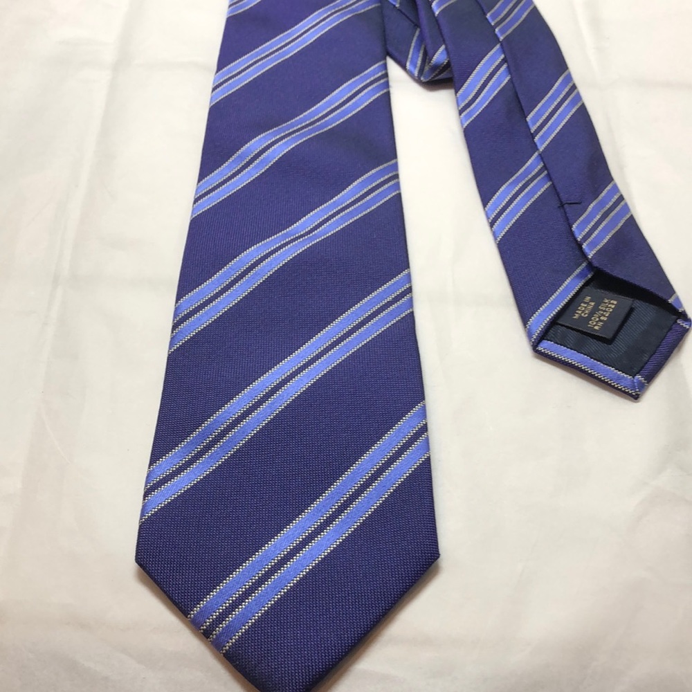 Banana Republic 100% silk tie in blue/silver